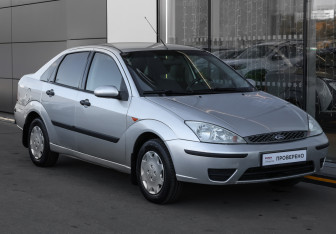 Подержанный автомобиль Ford Focus Sedan 2004 года (8 фото)