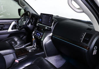 Подержанный автомобиль Toyota Land Cruiser Suv 2012 года (10 фото)