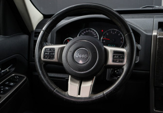Подержанный автомобиль Jeep Cherokee 2011 года (12 фото)