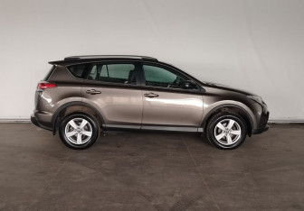 Подержанный автомобиль Toyota RAV4 2017 года (7 фото)