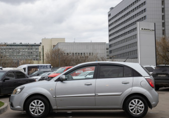Подержанный автомобиль Kia Rio Hatchback 2010 года (6 фото)
