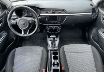 Подержанный автомобиль Kia Rio Sedan 2018 года (10 фото)