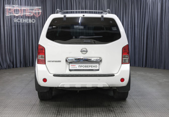 Подержанный автомобиль Nissan Pathfinder 2014 года (6 фото)