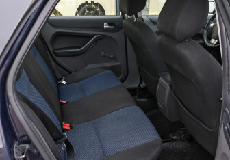 Подержанный автомобиль Ford Focus Sedan 2006 года (12 фото)