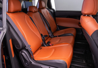 Подержанный автомобиль Kia Carnival 2023 года (11 фото)