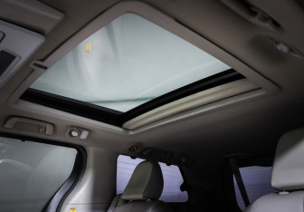 Подержанный автомобиль Toyota Sienna 2013 года (10 фото)