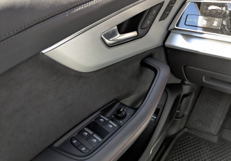 Подержанный автомобиль Audi Q8 2024 года (24 фото)