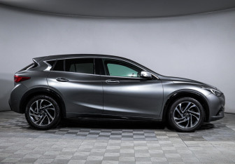 Подержанный автомобиль Infiniti Q30 2017 года (4 фото)