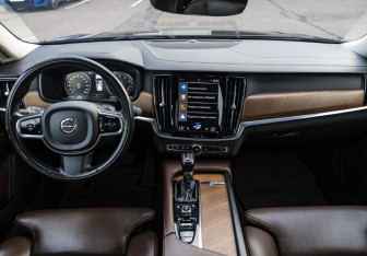 Подержанный автомобиль Volvo S90 2019 года (14 фото)