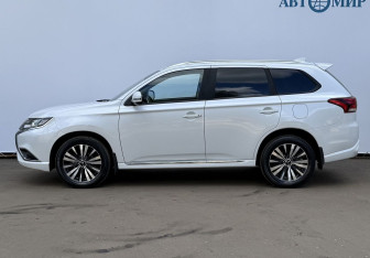Подержанный автомобиль Mitsubishi Outlander 2022 года (8 фото)