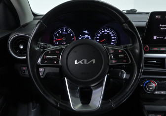 Подержанный автомобиль Kia Cerato Sedan 2022 года (10 фото)