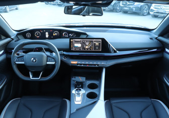 Подержанный автомобиль Changan UNI-V 2024 года (12 фото)