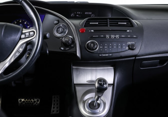 Подержанный автомобиль Honda Civic Hatchback 2008 года (14 фото)