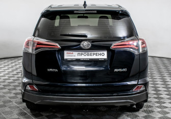 Подержанный автомобиль Toyota RAV4 2016 года (6 фото)