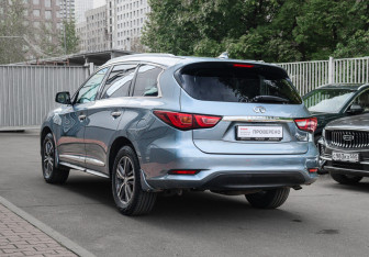 Подержанный автомобиль Infiniti QX60 2017 года (6 фото)