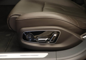 Подержанный автомобиль Audi A8 2021 года (27 фото)