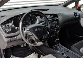 Подержанный автомобиль Kia Ceed Hatchback 2013 года (15 фото)