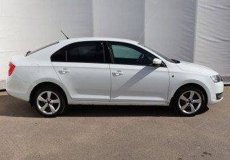 Подержанный автомобиль Skoda Rapid Liftback 2014 года (7 фото)