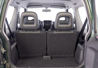 Подержанный автомобиль Suzuki Jimny 2011 года (10 фото)