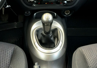 Подержанный автомобиль Nissan Juke 2011 года (15 фото)