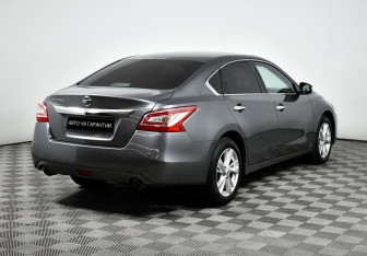 Подержанный автомобиль Nissan Teana 2015 года (5 фото)