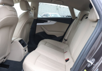 Подержанный автомобиль Audi A5 Liftback 2018 года (10 фото)
