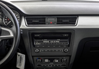Подержанный автомобиль Skoda Rapid Liftback 2015 года (17 фото)