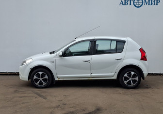 Подержанный автомобиль Renault Sandero 2012 года (8 фото)