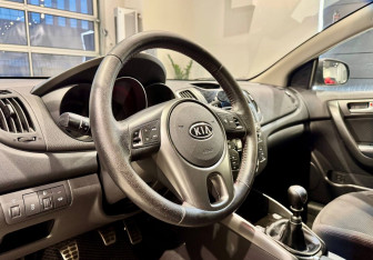 Подержанный автомобиль Kia Cerato Coupe 2010 года (11 фото)