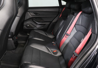 Подержанный автомобиль Porsche Taycan 2021 года (10 фото)