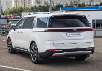 Подержанный автомобиль Kia Carnival 2021 года (7 фото)
