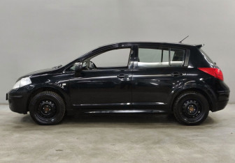 Подержанный автомобиль Nissan Tiida Hatchback 2012 года (8 фото)