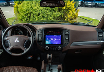 Подержанный автомобиль Mitsubishi Pajero 2012 года (10 фото)