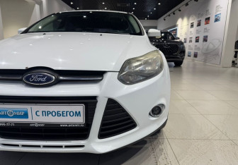 Подержанный автомобиль Ford Focus Hatchback 2012 года (9 фото)