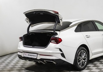 Подержанный автомобиль Kia K5 2021 года (15 фото)