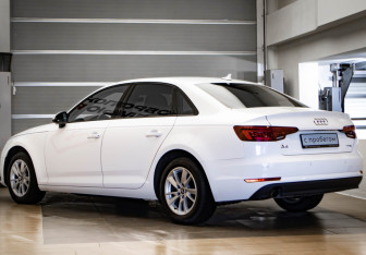 Подержанный автомобиль Audi A4 Sedan 2018 года (6 фото)