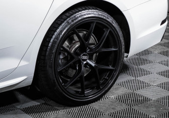 Подержанный автомобиль Audi A4 Sedan 2017 года (12 фото)