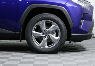 Подержанный автомобиль Toyota RAV4 2021 года (5 фото)
