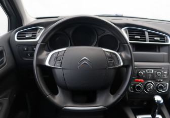 Подержанный автомобиль Citroen C4 Hatchback 2011 года (15 фото)