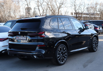 Подержанный автомобиль BMW X5 2025 года (8 фото)