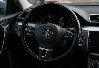 Подержанный автомобиль Volkswagen Passat Sedan 2012 года (11 фото)