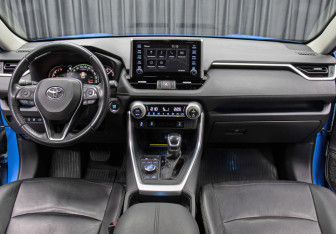 Подержанный автомобиль Toyota RAV4 2020 года (14 фото)