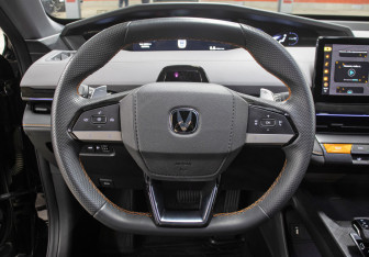 Подержанный автомобиль Changan UNI-V 2023 года (17 фото)