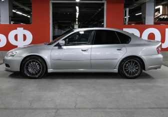 Подержанный автомобиль Subaru Legacy Sedan 2004 года (8 фото)