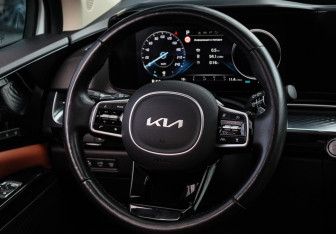 Подержанный автомобиль Kia Carnival 2022 года (11 фото)