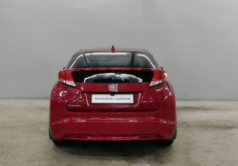 Подержанный автомобиль Honda Civic Hatchback 2013 года (6 фото)