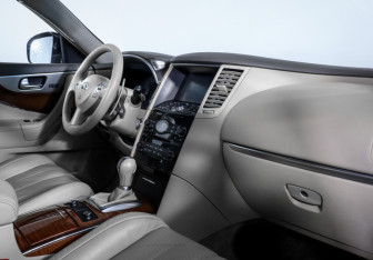 Подержанный автомобиль Infiniti QX70 2013 года (6 фото)