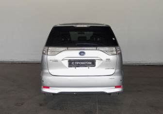 Подержанный автомобиль Toyota Estima 2012 года (5 фото)