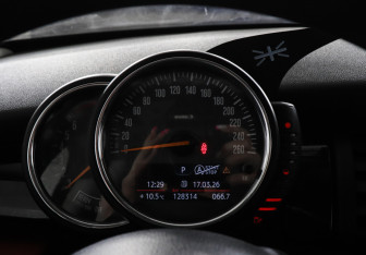 Подержанный автомобиль MINI Hatch 2014 года (9 фото)