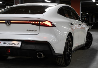 Подержанный автомобиль Changan UNI-V 2024 года (30 фото)